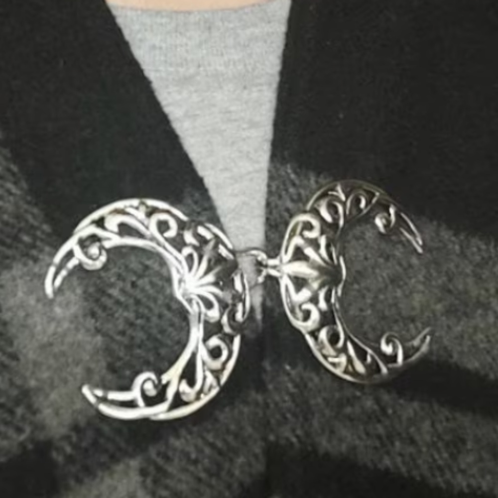 Moon cloak clasp in silver gorgeous! - Picture 5 of 6